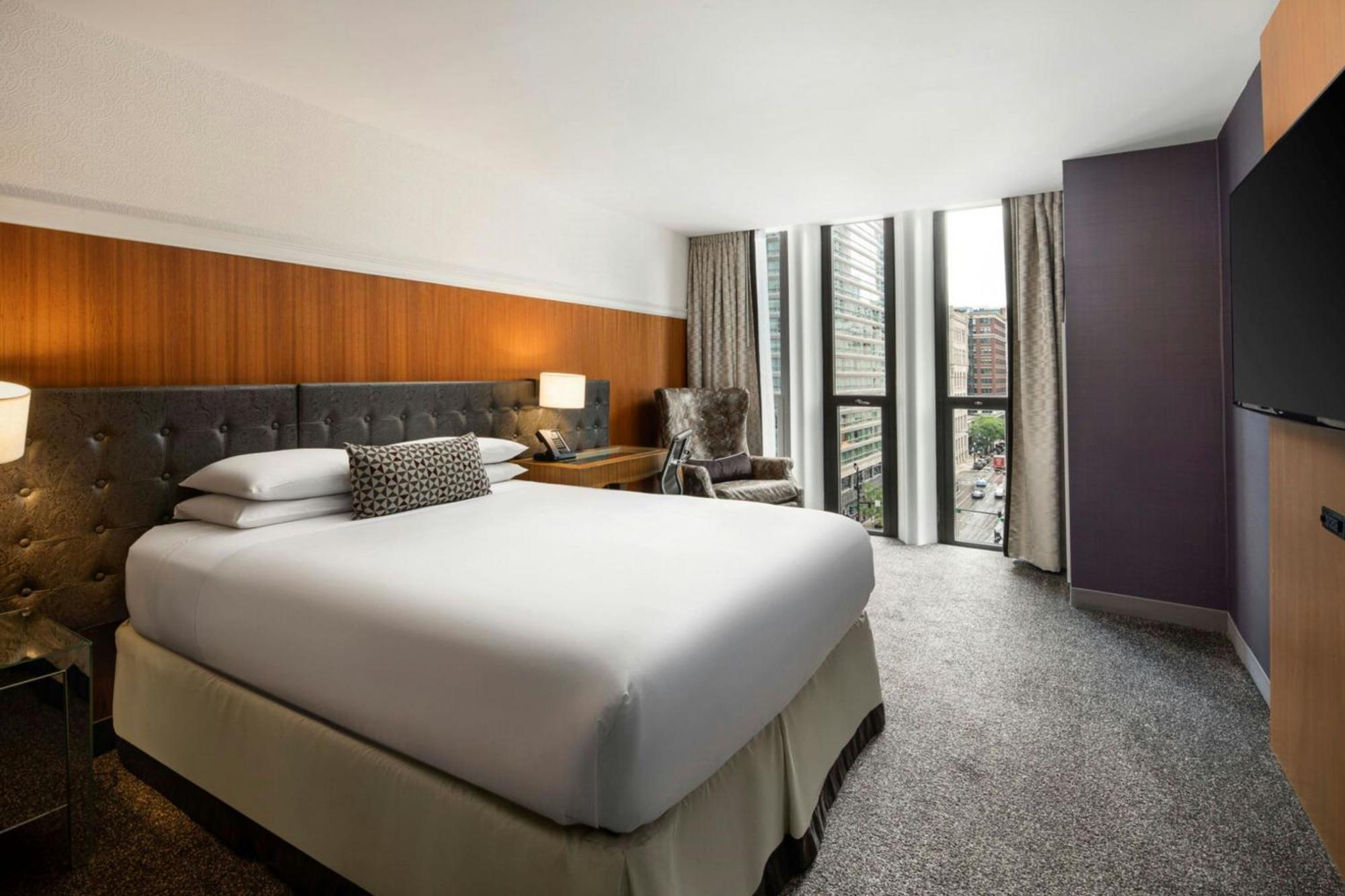 Habitación con cama grande